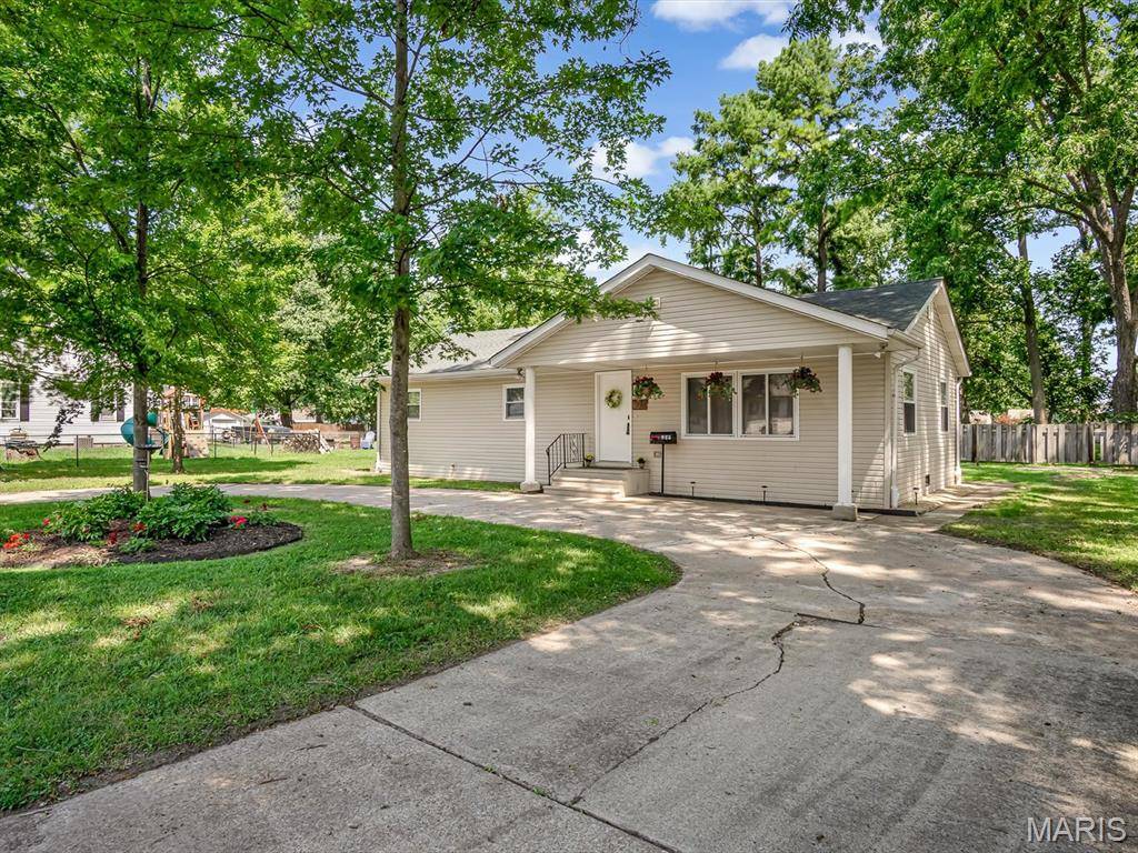 925 W Green ST, Mascoutah, IL 62258
