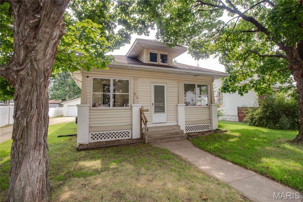 215 10th ST, Wood River, IL 62095