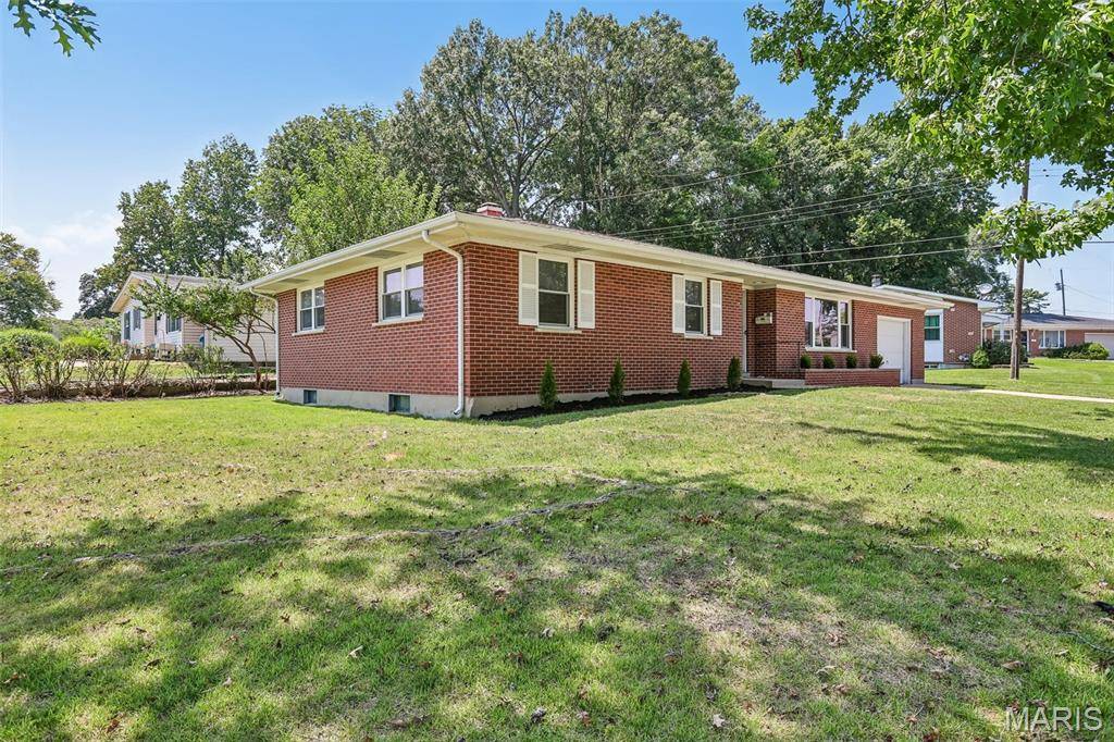 1 Elmwood CT, St Charles, MO 63301