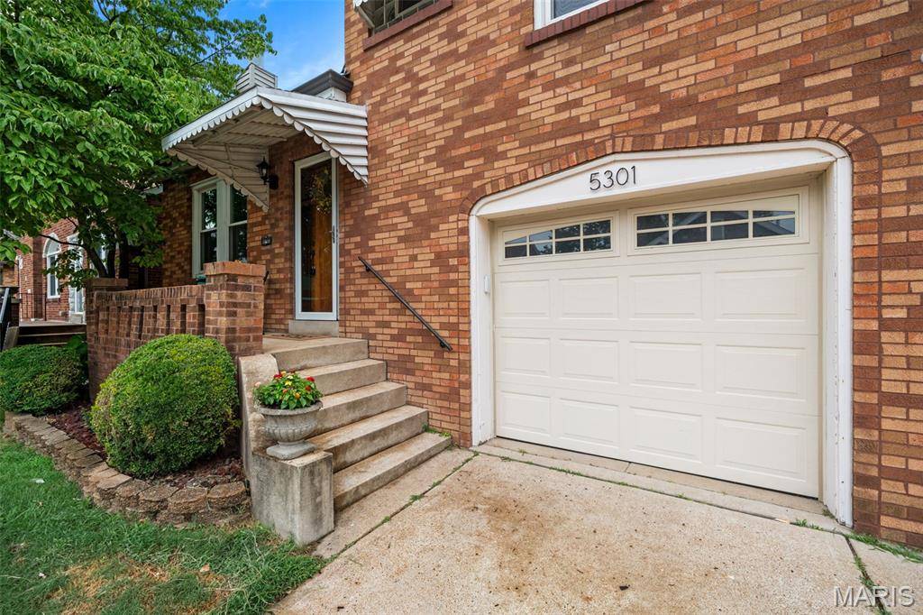 5301 Sunshine DR, St Louis, MO 63109