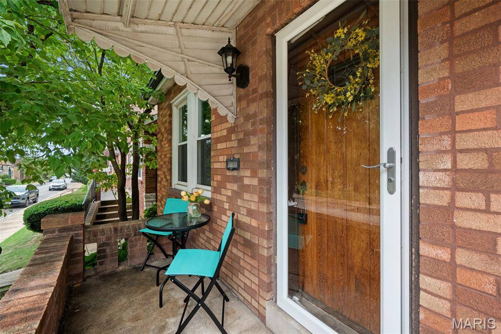 5301 Sunshine DR, St Louis, MO 63109