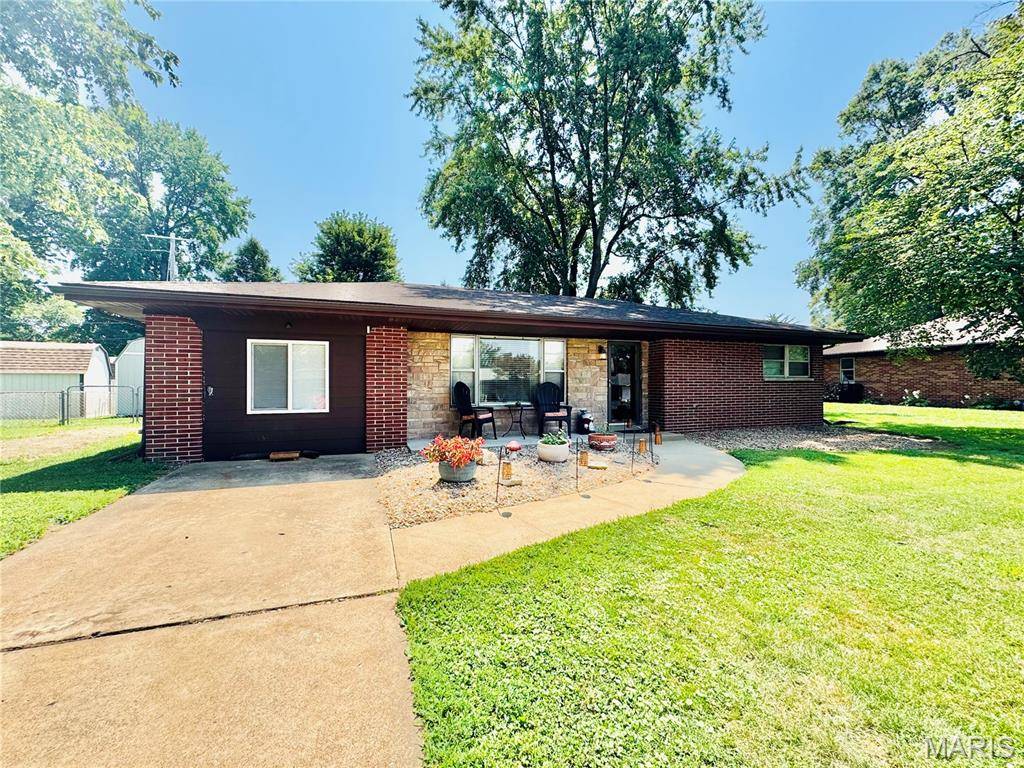 10 Flamingo DR, Belleville, IL 62223