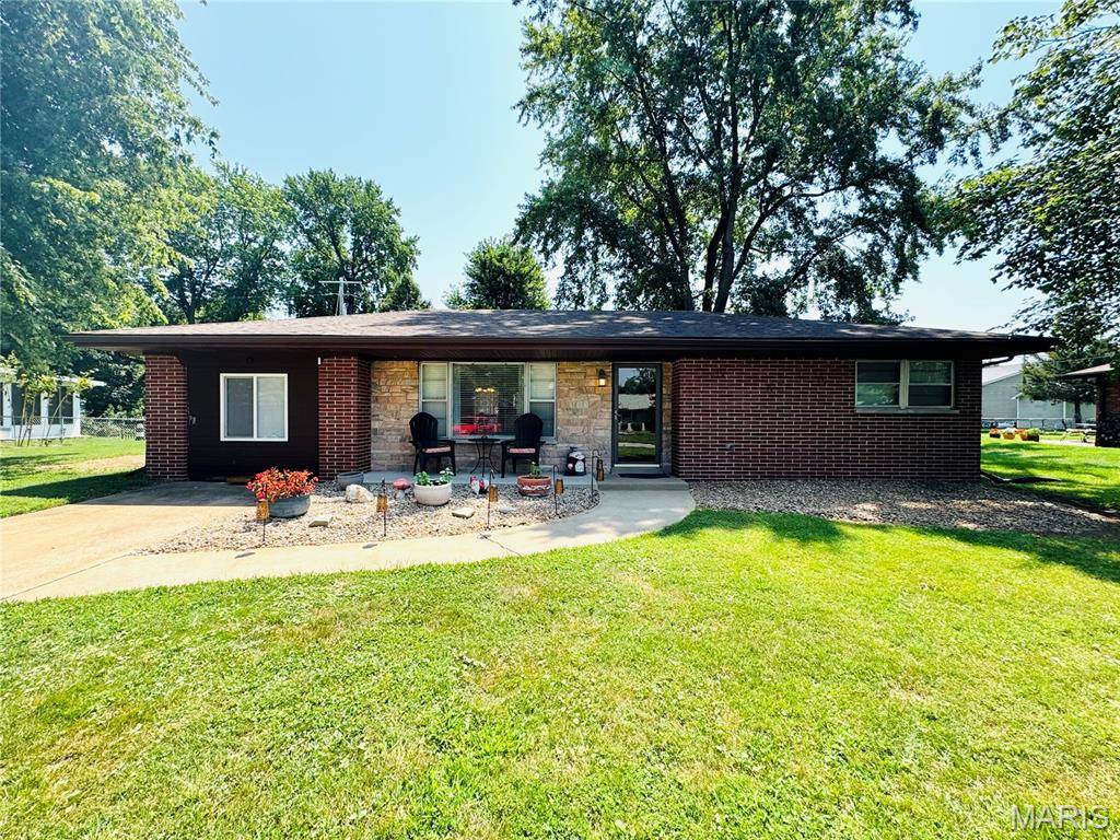 10 Flamingo DR, Belleville, IL 62223