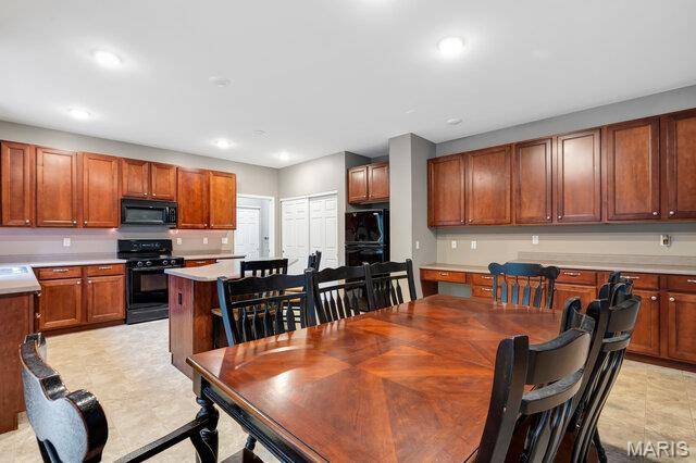 16 Golden Maples CT, Lake St Louis, MO 63367