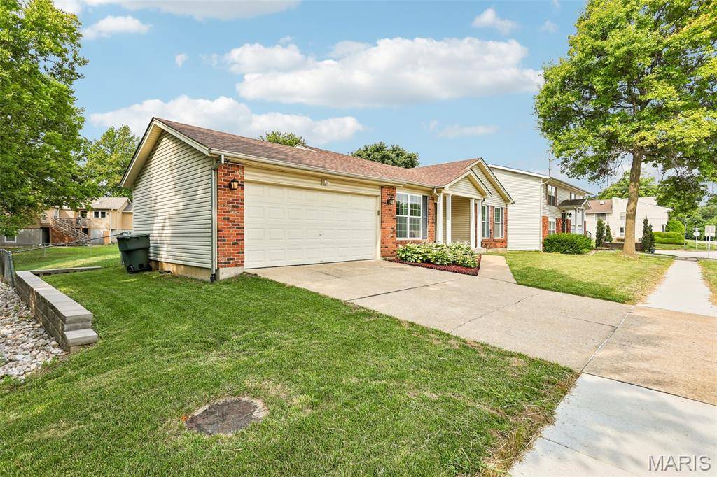 11 Laurelwood DR, St Peters, MO 63376