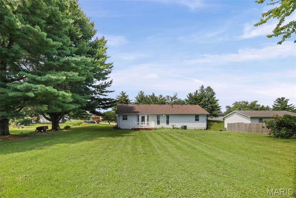 4 Olivia LN, Glen Carbon, IL 62034