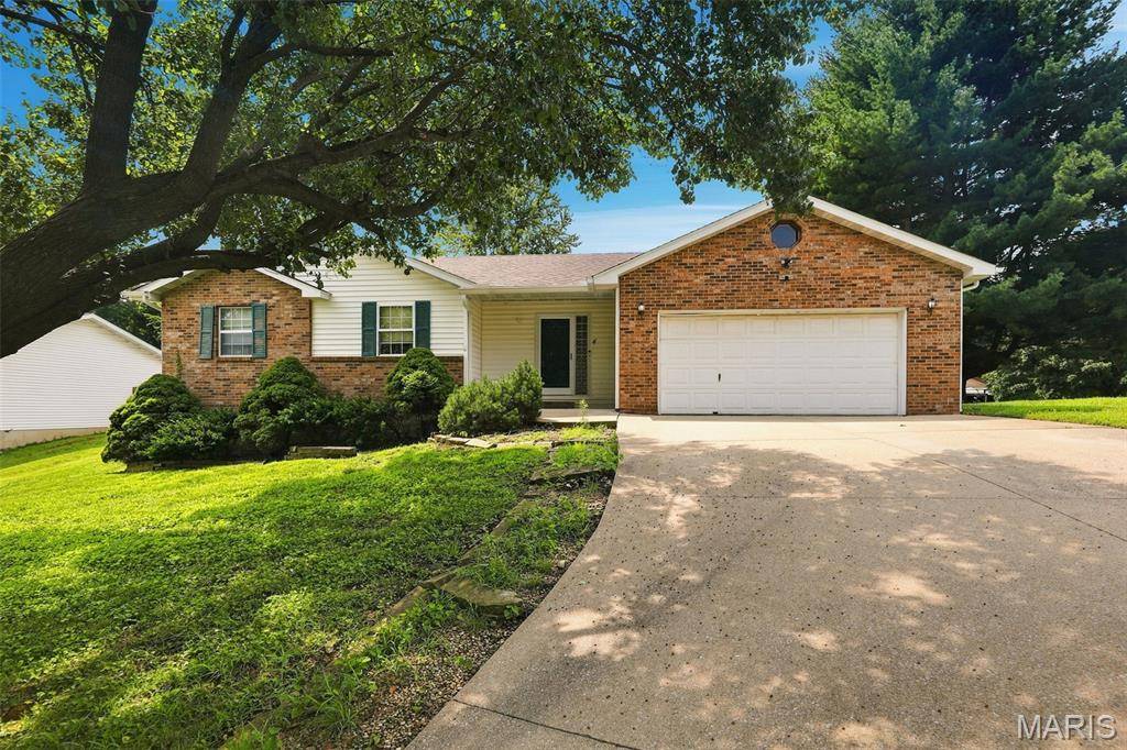 4 Olivia LN, Glen Carbon, IL 62034