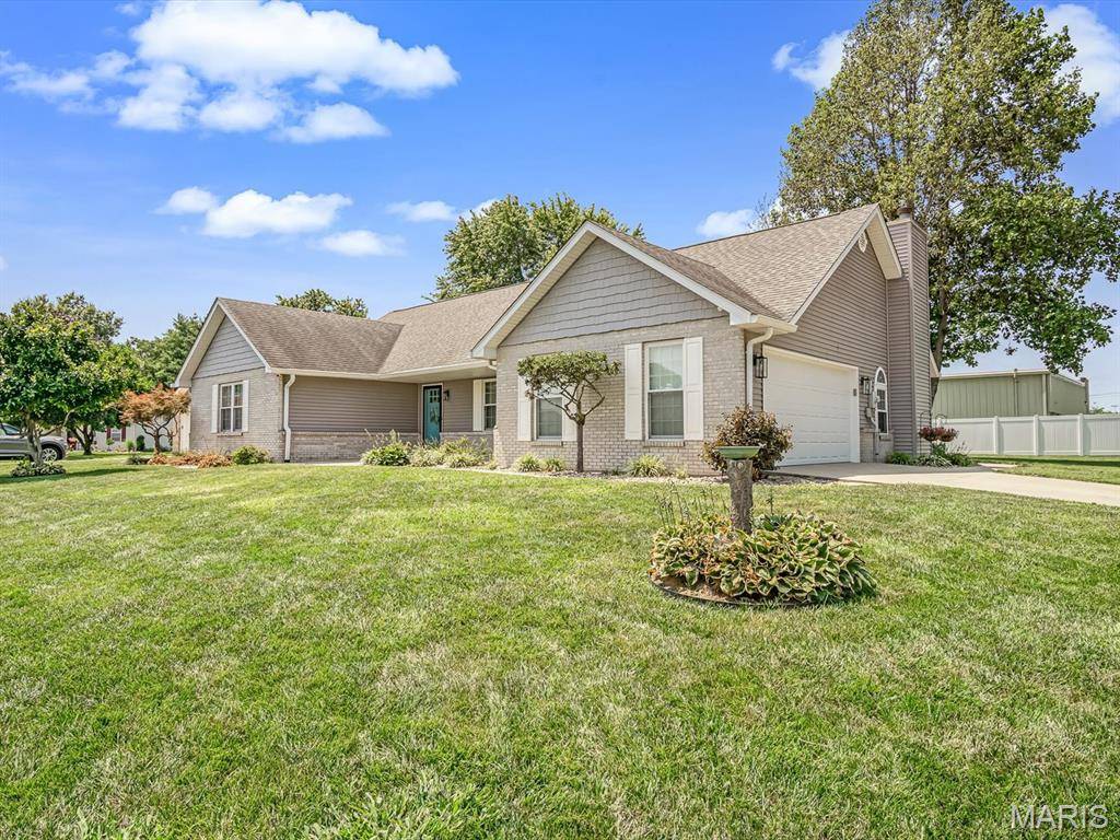 113 Suburban DR, Smithton, IL 62285