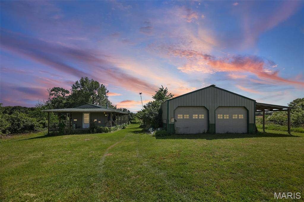 92 Lewis LN, Hillsboro, IL 62049