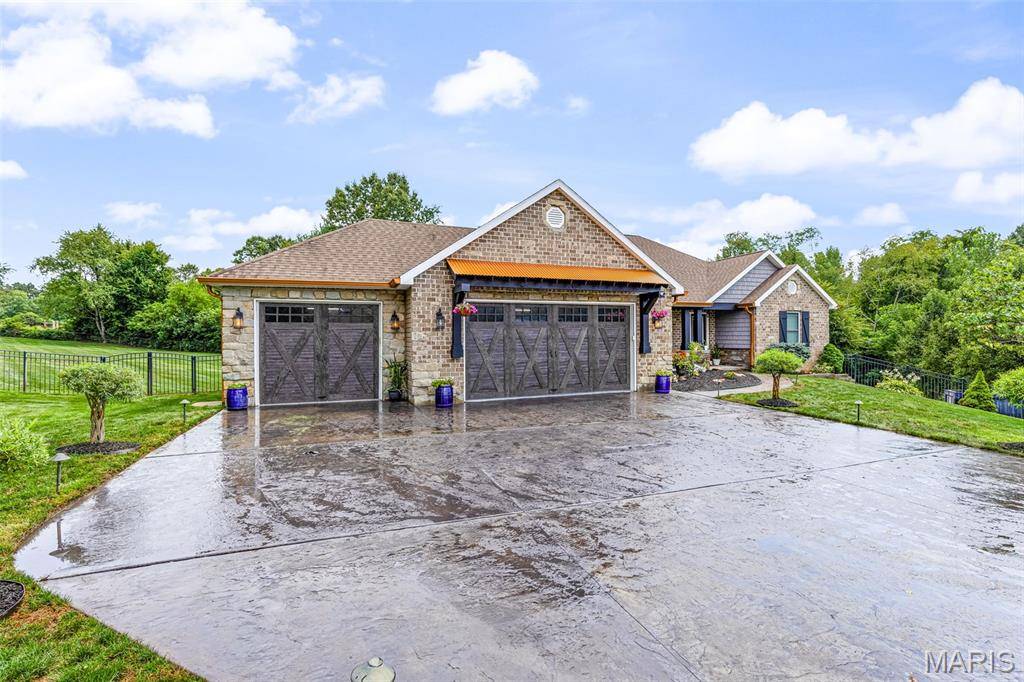 2 Brook Parc CT, Hillsboro, MO 63050