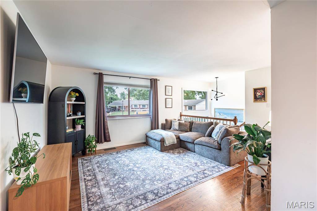 28 Lori CIR, Maryland Heights, MO 63043