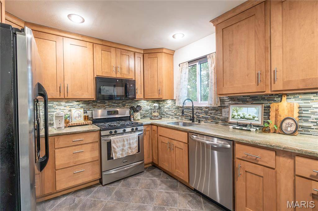 28 Lori CIR, Maryland Heights, MO 63043