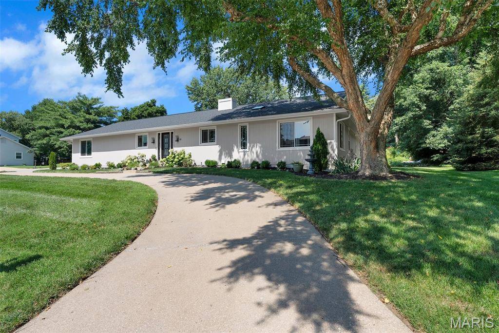 11 Rue Grand DR, Lake St Louis, MO 63367
