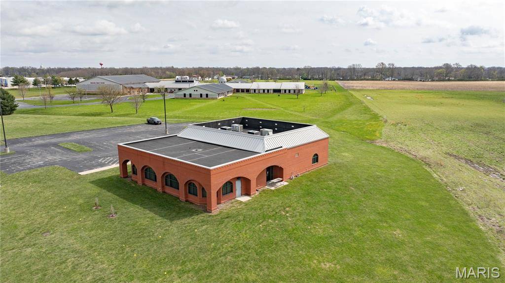 18400 Shipman RD, Carlinville, IL 62626