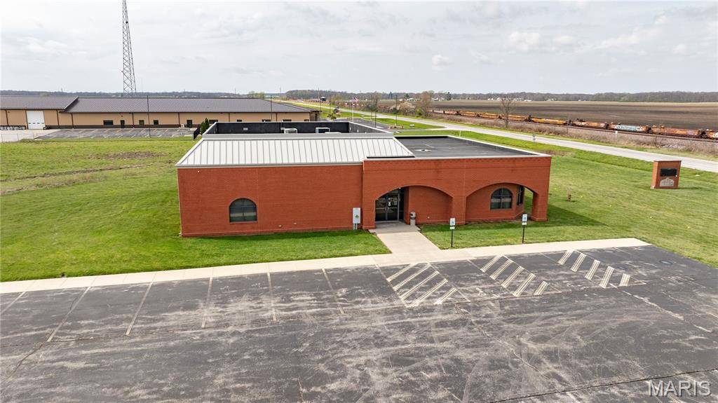 18400 Shipman RD, Carlinville, IL 62626