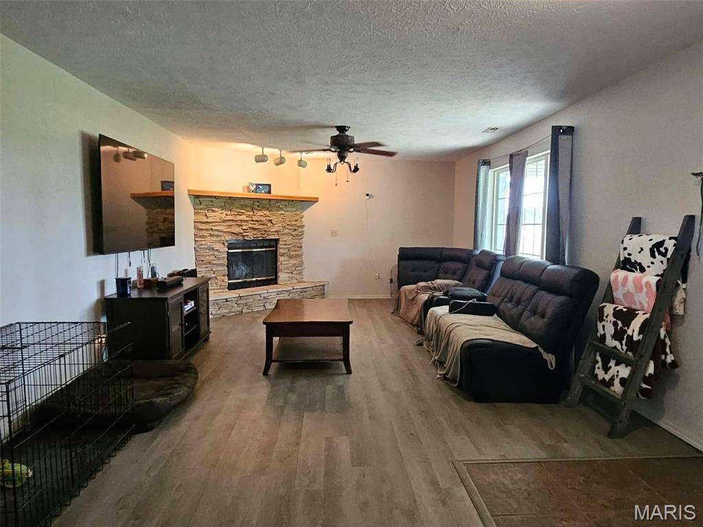 16210 Walnut DR, Plato, MO 65552