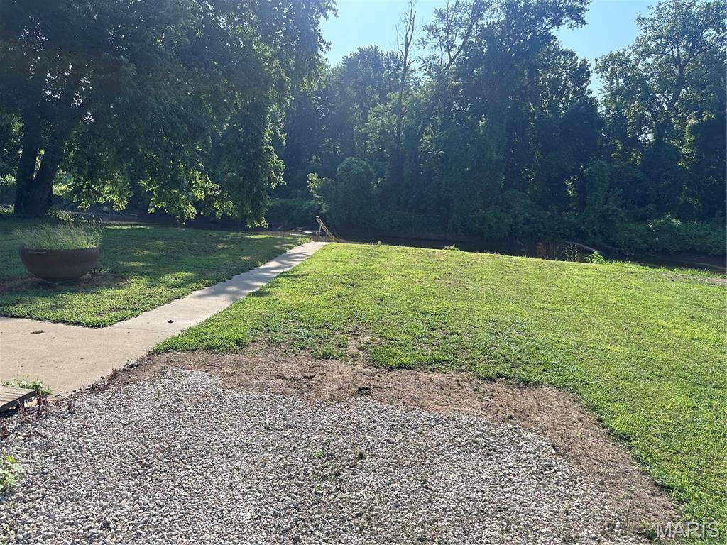 72 S River RD, Elsberry, MO 63343