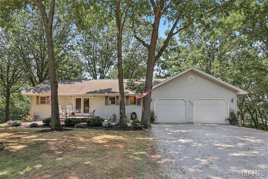 106 Greggs LN, Hillsboro, IL 62049