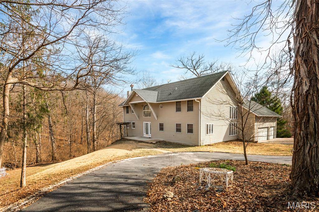 1 River Bend DR, Fenton, MO 63026