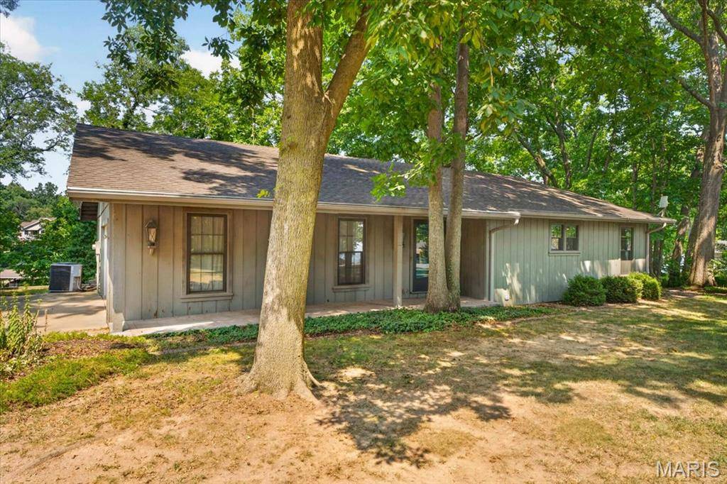 16 DENZEL DR, Greenville, IL 62246