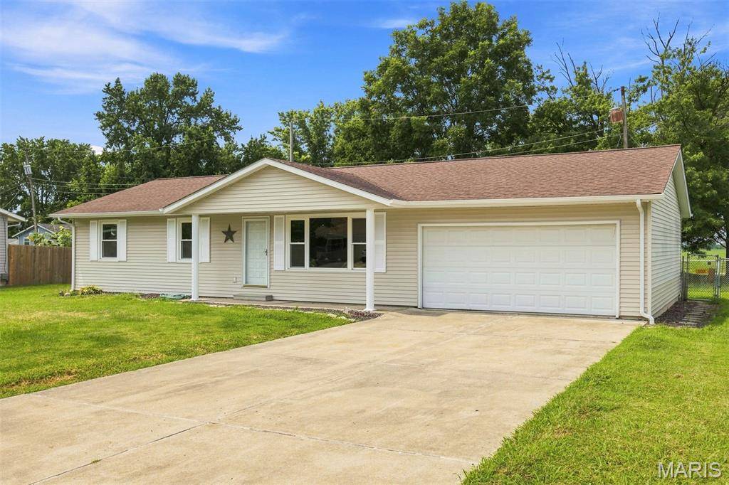413 W Oak ST, New Baden, IL 62265