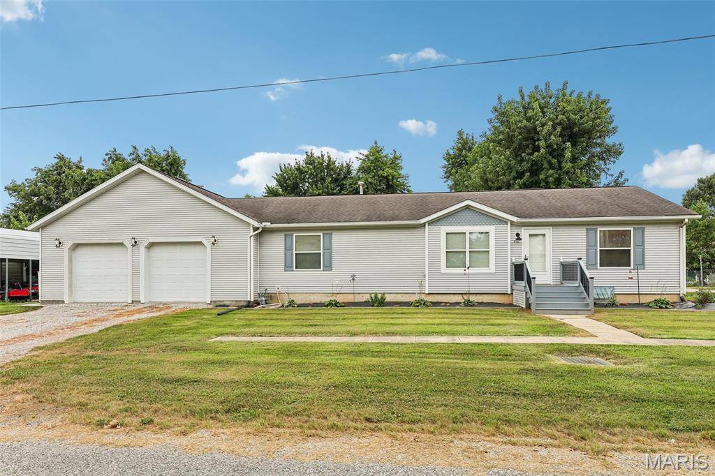 510 W Douglas ST, New Douglas, IL 62074