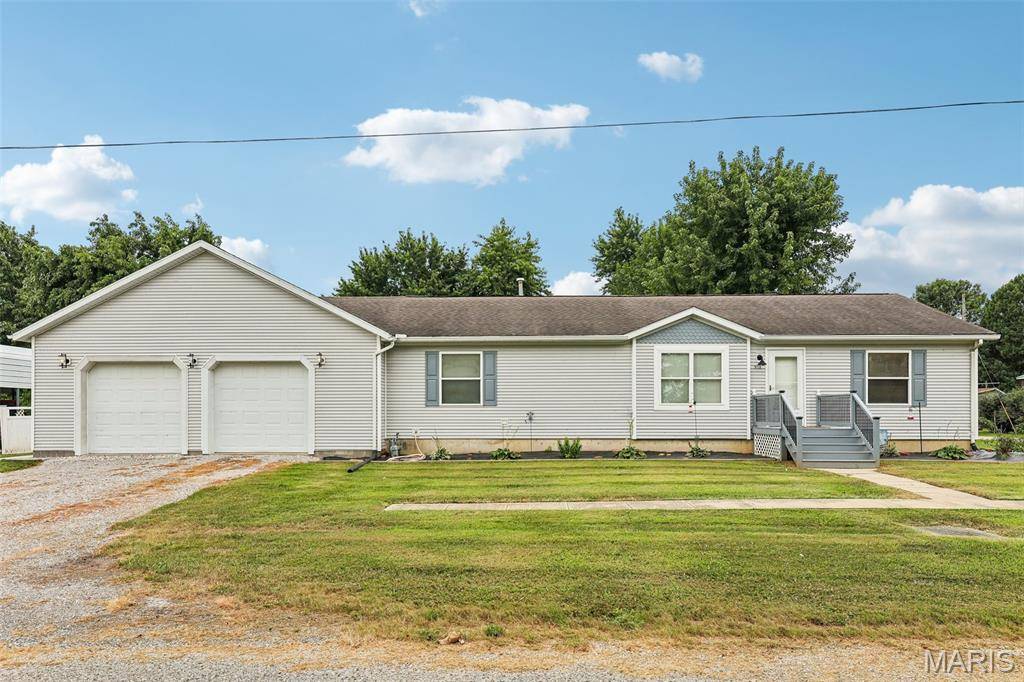 510 W Douglas ST, New Douglas, IL 62074