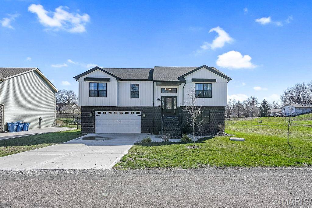 1080 Barbados DR, Edwardsville, IL 62025