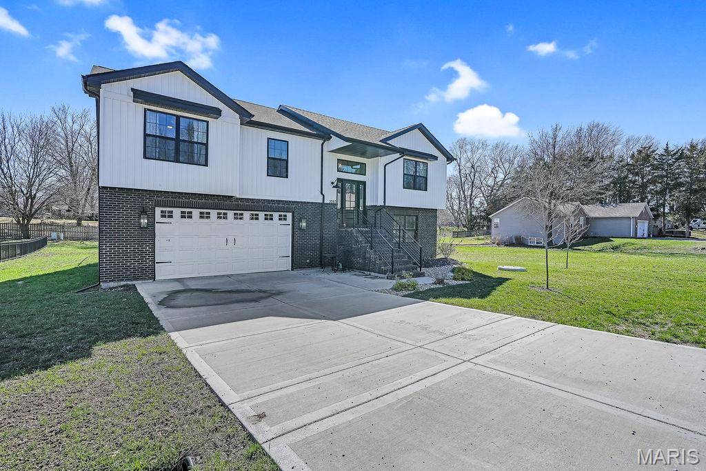 1080 Barbados DR, Edwardsville, IL 62025