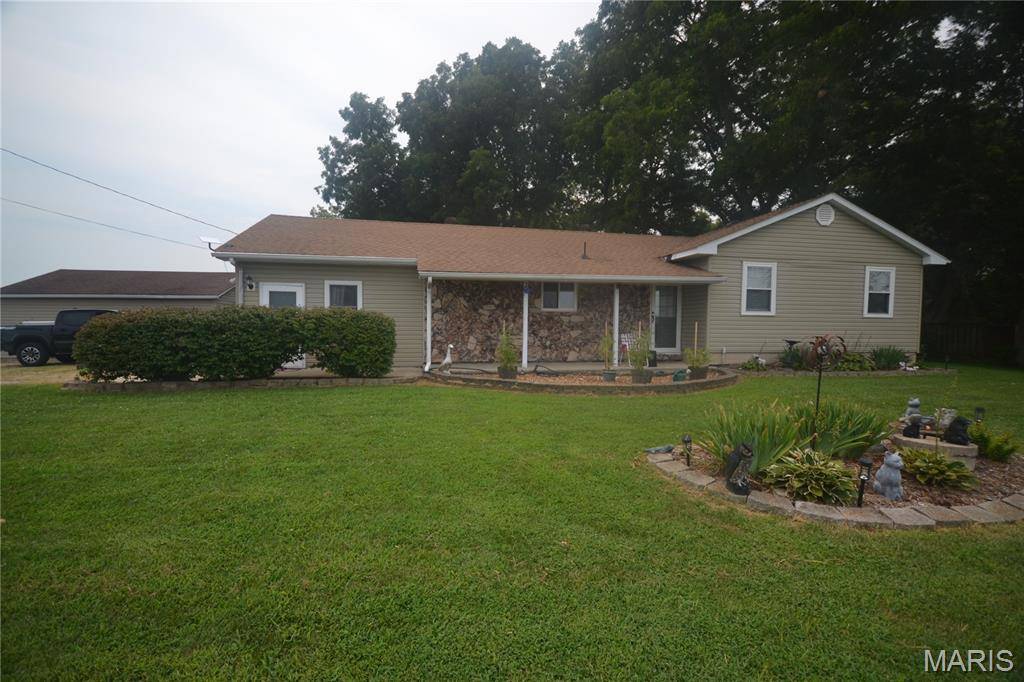 5561 Blank RD, Smithton, IL 62285