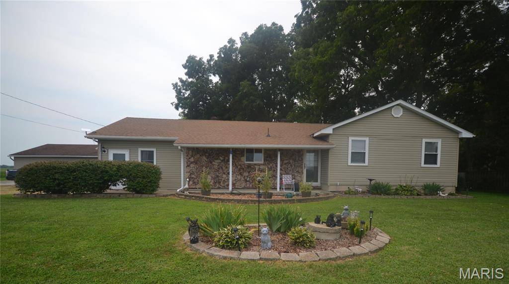 5561 Blank RD, Smithton, IL 62285