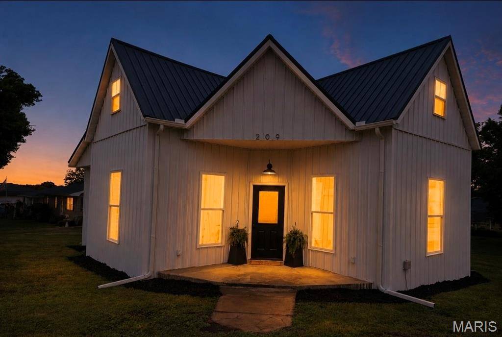 209 E Salling ST, Perry, MO 63462