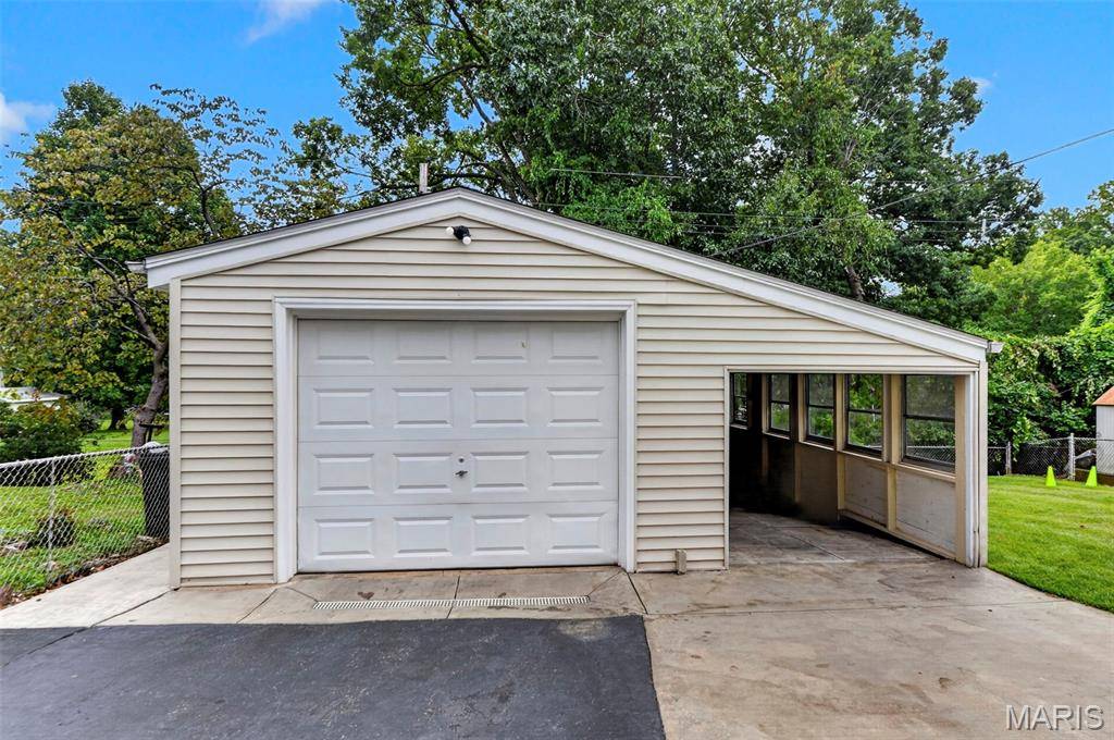 2898 Lesmer CT, Overland, MO 63114