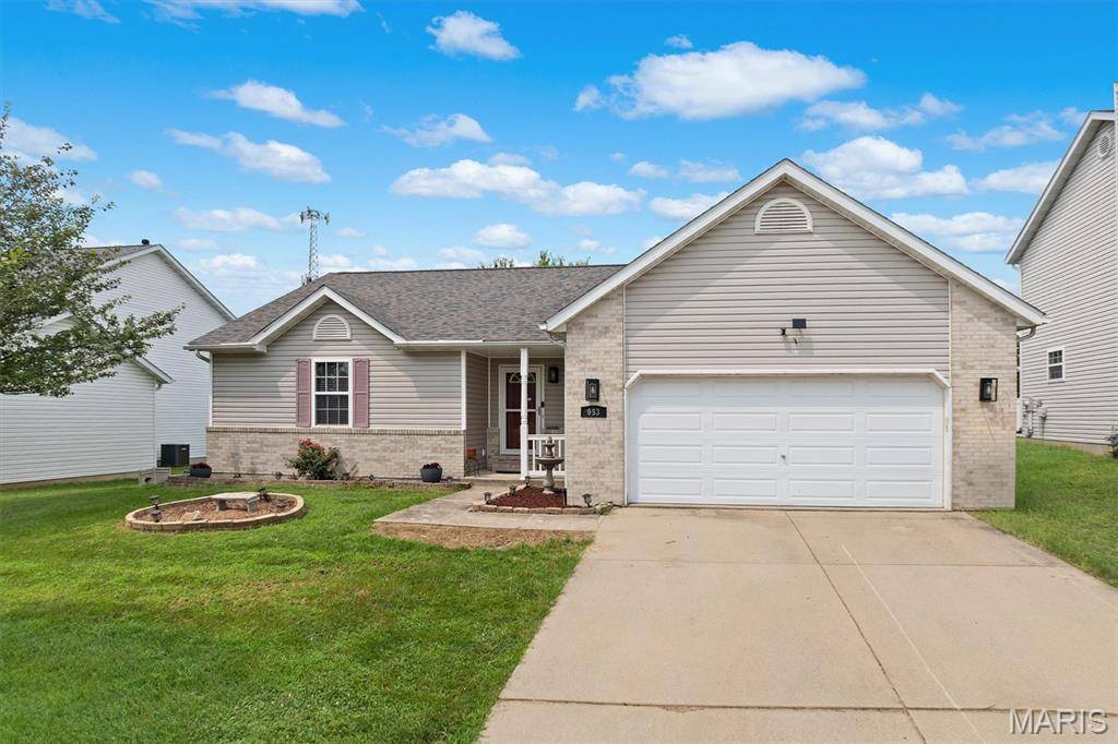 953 Pacific Crossing DR, O'fallon, IL 62269