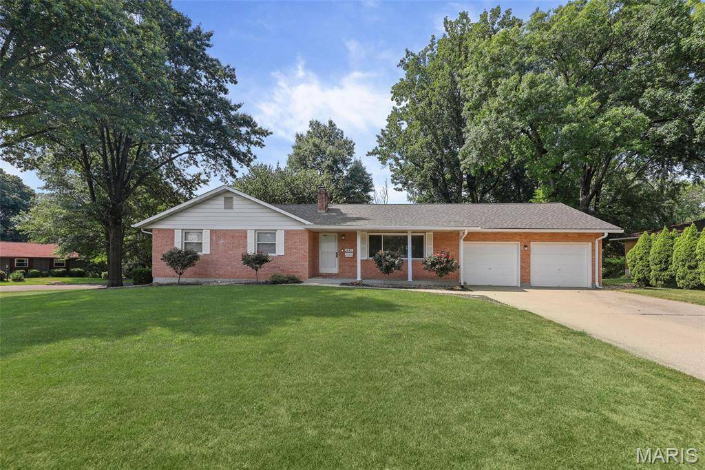 441 Clearview DR, Belleville, IL 62223