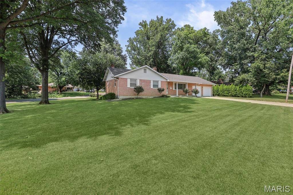 441 Clearview DR, Belleville, IL 62223