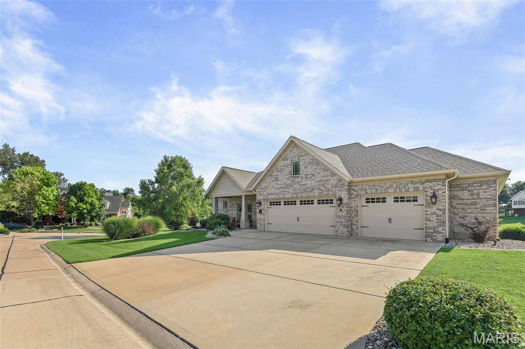 109 Waterfall CT, Glen Carbon, IL 62034