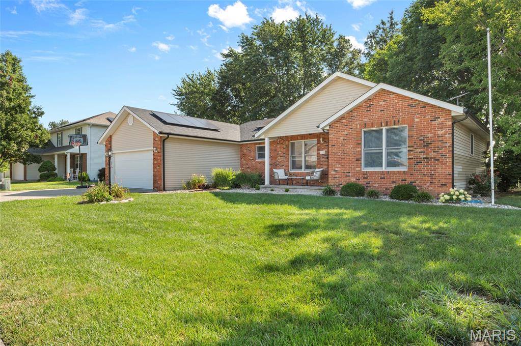 719 Stonecreek DR, Staunton, IL 62088