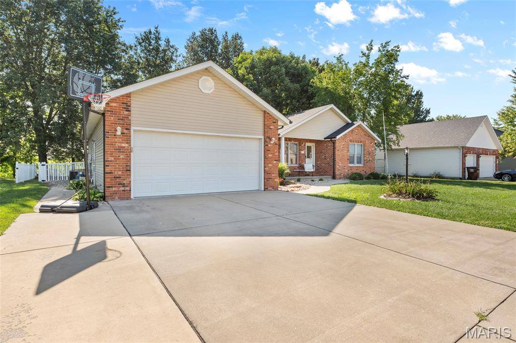 719 Stonecreek DR, Staunton, IL 62088