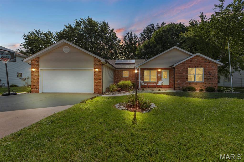 719 Stonecreek DR, Staunton, IL 62088