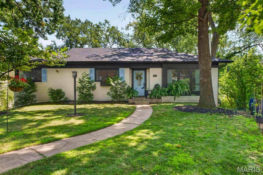 8704 W Kingsbury AVE, St Louis, MO 63124