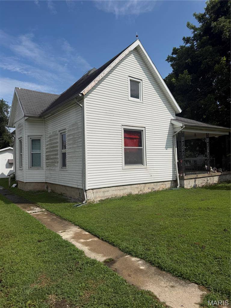 327 N Hickory ST, Centralia, IL 62801
