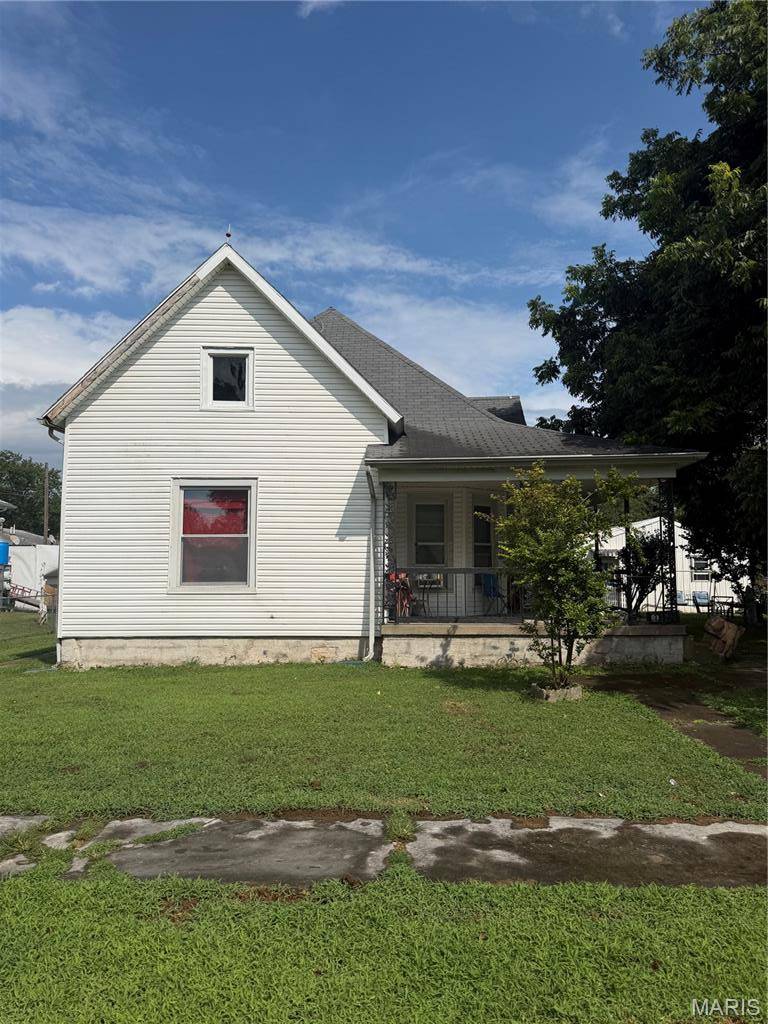327 N Hickory ST, Centralia, IL 62801