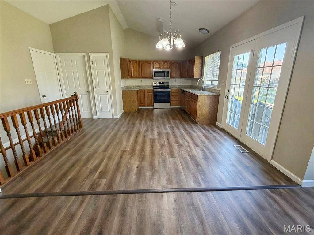 2744 Chapel View DR, Florissant, MO 63031