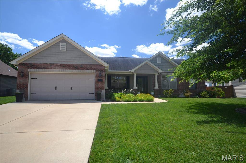 5546 S Woods Manor DR, Smithton, IL 62285