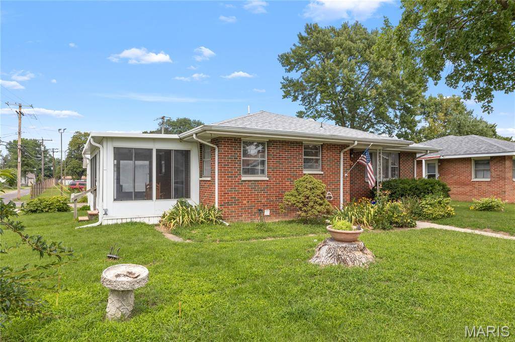 83 Harnett AVE, Wood River, IL 62095