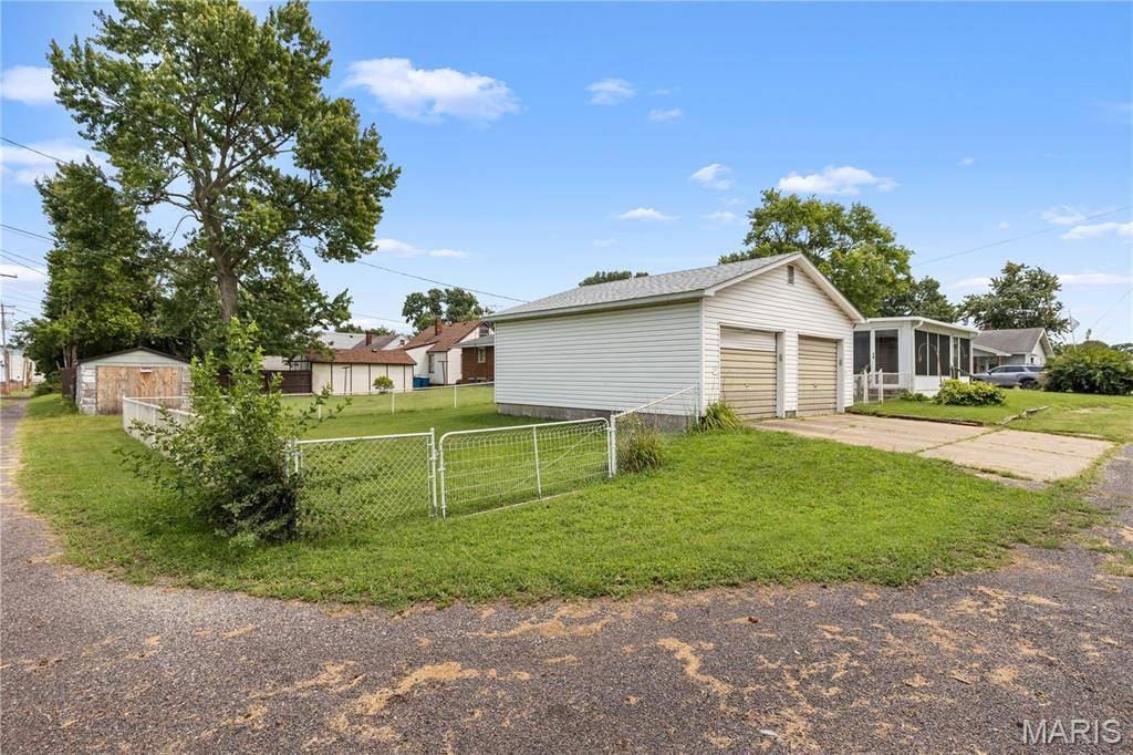 83 Harnett AVE, Wood River, IL 62095