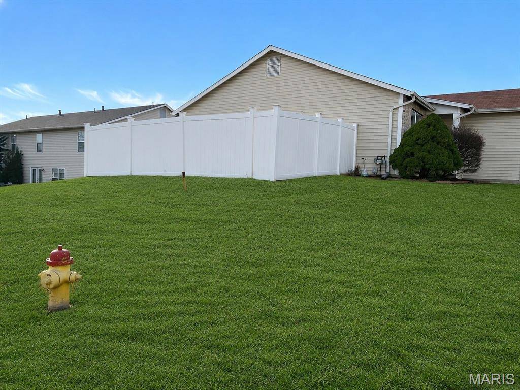1461 Surrey LN, St Peters, MO 63304