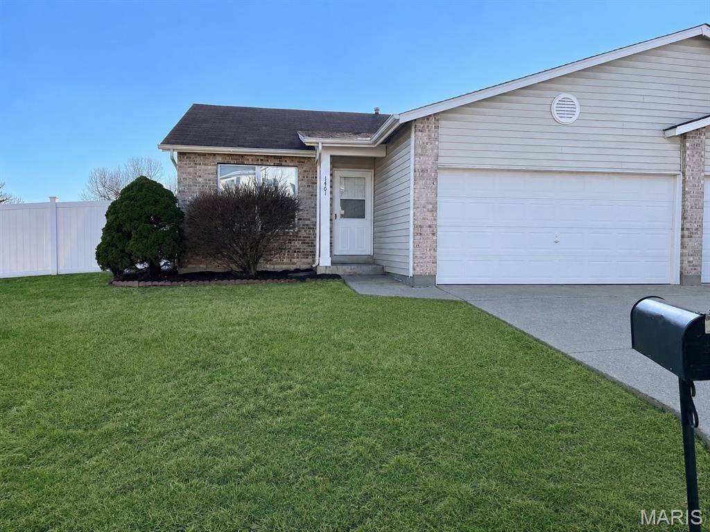 1461 Surrey LN, St Peters, MO 63304