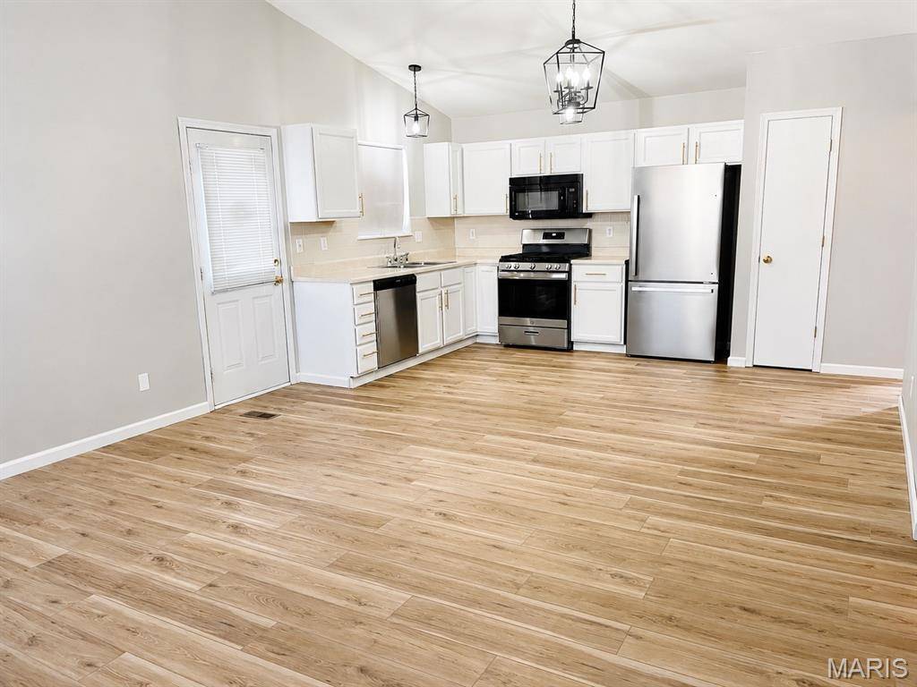 1461 Surrey LN, St Peters, MO 63304